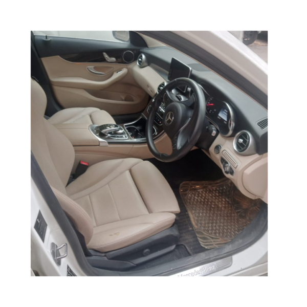 Maruti Suzuki Swift LXI Optional (2017) - Image 4